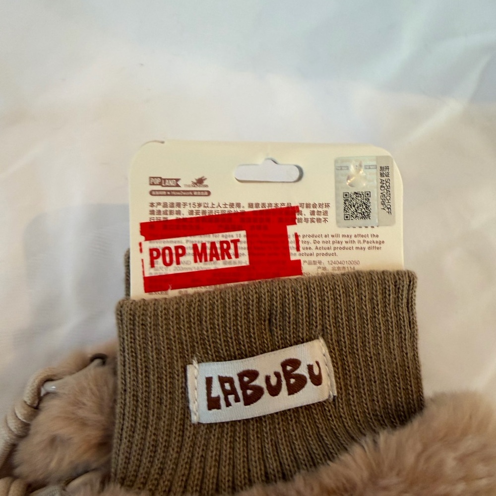 Pop Mart Labubu Warm Fluffy Mittens - Picture 4 of 5